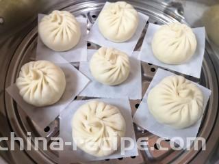 青菜油渣包,蒸锅内放水，篦子上铺上油纸，放上做好的包子生胚，盖上锅盖二次发酵10分钟左右，凉水上锅，上汽后大火蒸12分钟关火，焖5分钟左右出锅。