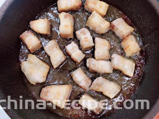 豆角焖肉,五花肉四面煎至焦黄。