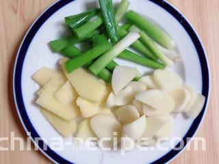 豆角焖肉,准备好葱姜蒜。