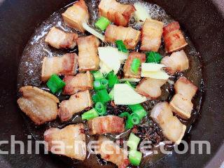 豆角焖肉,放入葱姜蒜爆香。