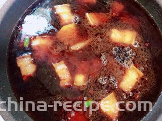 豆角焖肉,倒入开水，盖盖儿中火慢炖20分钟。