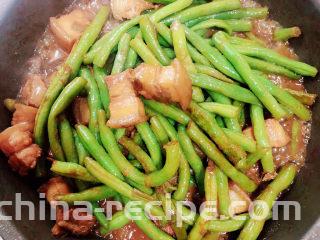 豆角焖肉,豆角炖好，收汁即可出锅了。