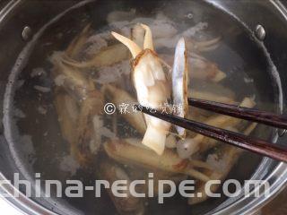 金牌葱姜巧烹蛏,烫至蛏子开口，捞出。
