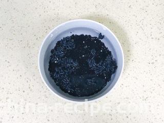 红枣黑米粥,黑米提前用清水洗净，浸泡半个小时
