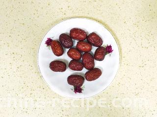 红枣黑米粥,红枣洗净，用开水烫一下，控干水分