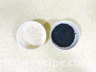 红枣黑米粥,黑米和糯米浸泡后，洗净，控干水分