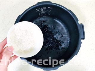 红枣黑米粥,再加入糯米