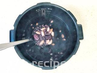 红枣黑米粥,来个近照，糯糯的