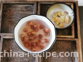 红枣银耳莲子汤,红莲子清水泡发 