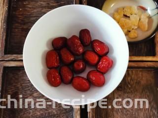 红枣银耳莲子汤,红枣清洗干净备用