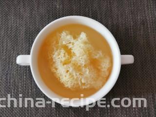红枣银耳莲子汤,银耳泡好了  