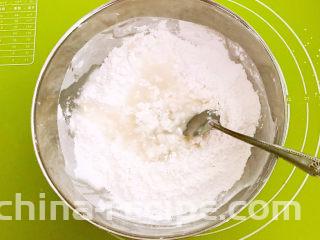 红豆汤圆,糯米面放入大碗里，加入纯牛奶，边倒边搅拌