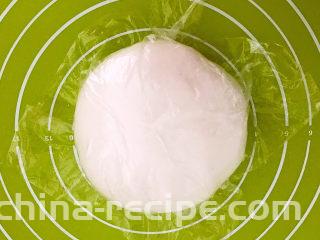 红豆汤圆,揉成光滑的面团，盖上保鲜膜，饧面10分钟