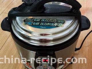 红豆汤圆,把红豆放入用压力锅，加入700ml冷水，煮熟