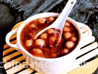 红豆汤圆,红豆汤圆香甜软糯，外表好看还有内涵，吃上一口暖心暖胃又满足，早餐宵夜都可以~