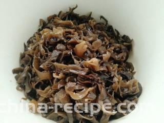 木耳包菜煎饼,木耳去根部切成丝
