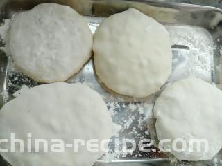 木耳包菜煎饼,把所有团子包成饼