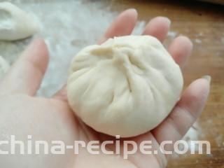 木耳包菜煎饼,放入馅料包成包子形状锁口收紧