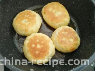 木耳包菜煎饼,煎制两面金黄即可，重复21-23步骤把饼全部煎制完成