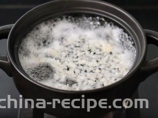 苹果银耳羹,大火烧开后煮5分钟。