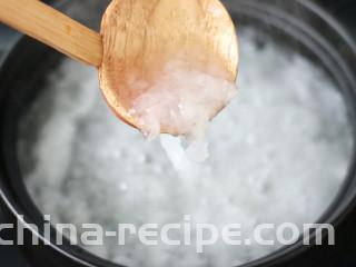 苹果银耳羹,转中小火煮5分钟，看见金燕耳出胶的时候。