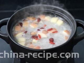 苹果银耳羹,再煮5分钟即可关火。