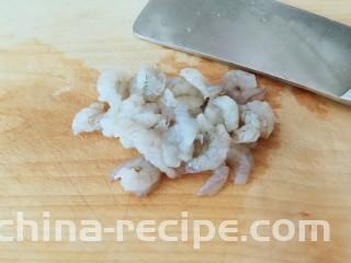 鲜虾饼,鲜虾挑出虾线  清洗干净