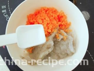 鲜虾饼,胡萝卜和虾肉混合放入大碗里  放入盐和胡椒粉调味