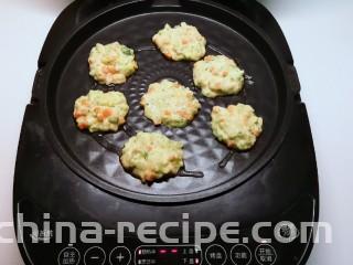 鲜虾饼,煎烤机刷一层油 预热 用勺子将虾肉糊  放入煎烤机  压成小饼
