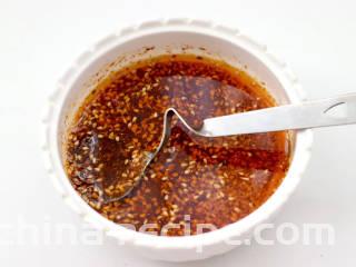 风味火腿肠,热油泼在上面混合均匀。