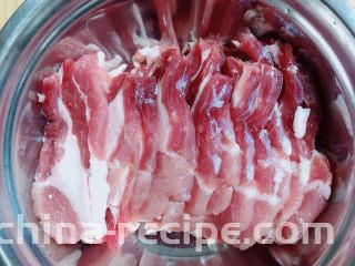 生菜卷五花肉,切成0.5厘米的厚片。