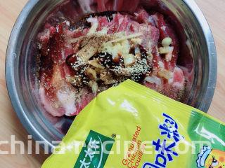 生菜卷五花肉,再加入鸡精。