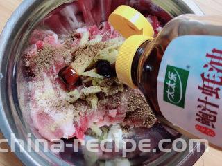 生菜卷五花肉,加入料酒、蚝油。