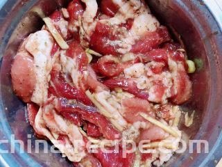 生菜卷五花肉,将肉抓匀，腌制一小时。