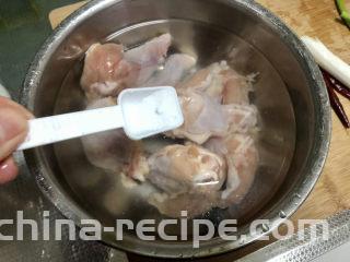可乐鸡翅根,鸡翅根加水，加少许盐，搓洗，洗去脏东西血水