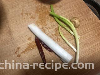 可乐鸡翅根,小葱、干辣椒、葱白、姜搓洗备用