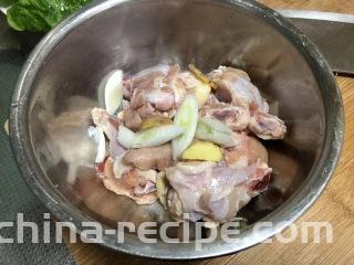 可乐鸡翅根,腌制：鸡翅根加几片葱姜