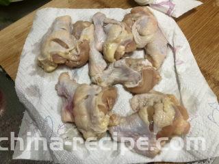 可乐鸡翅根,鸡翅根控水，或者用厨房纸巾吸去表面水分以免煎的时候油溅伤自己