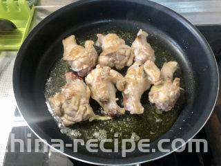 可乐鸡翅根,煎到鸡翅根两面焦黄