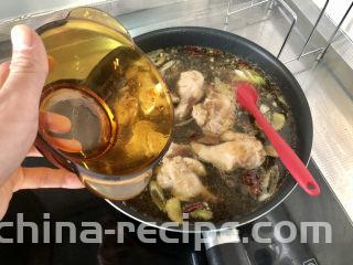 可乐鸡翅根,可以补充适量清水，到没过鸡翅根