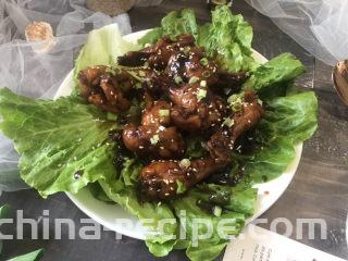 可乐鸡翅根,撒少许葱末，上桌开吃😄