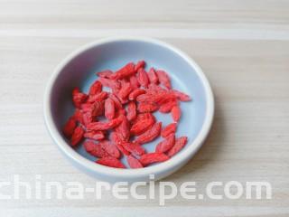 银耳莲子红枣汤,枸杞加一点《保存枸杞最好的方法就是放冰箱冷冻，枸杞不会返潮应该口感》