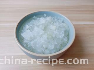 银耳莲子红枣汤,泡发好的银耳膨胀力满满的。
