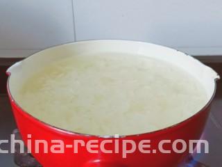 银耳莲子红枣汤,需要再加一点水，开大火将银耳煮开。
