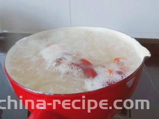 银耳莲子红枣汤,继续开中小火炖五分钟关火。