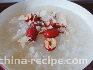 银耳莲子红枣汤,继续开中小火炖煮15分钟。