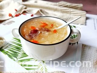 银耳莲子红枣汤,每天来一碗，好喝又营养哦！