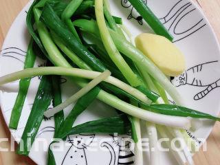 葱油鳊鱼,准备好小葱、姜。