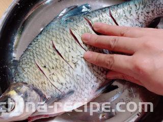 葱油鳊鱼,用手将盐和料酒按摩至吸收到鱼的每一寸地方。