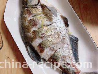 葱油鳊鱼,将鱼放入干净的鱼盘中。